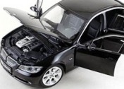 Коллекционный автомобиль BMW 330i, выполненный в масштабе 1:18-фото 1