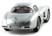 Коллекционная модель автомобиля СMC Mercedes-Benz 300 SLR Uhlenhaut Coupe 1955 1/18 Silver-фото 2